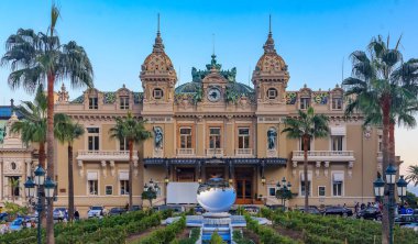 Monte Carlo Monako Place du Casino'da ön tarafta ayna çeşme ile ünlü Grand Casino