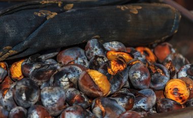 Kavrulmuş kestane satanlar bir çiftçi pazarda Ventimiglia İtalya yığını