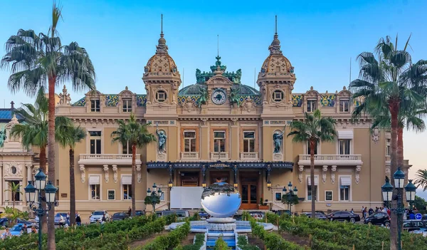 Monte Carlo Monako Place du Casino'da ön tarafta ayna çeşme ile ünlü Grand Casino