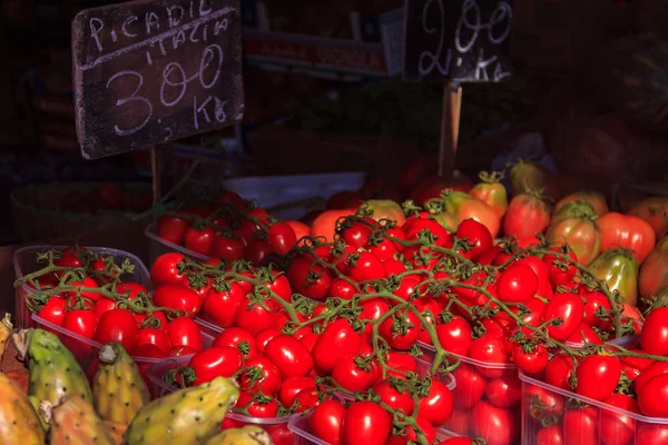 Hoopjes Verse Tomaten Een Boerenmarkt Ventimiglia Italië — Stockfoto