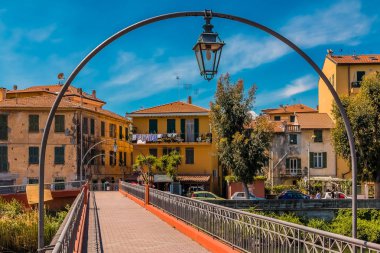 Vintimiglia Ortaçağ şehir Köprüsü nehir Roya İtalya karşısında Fransız sınır yukarıda doğru görüntülemek