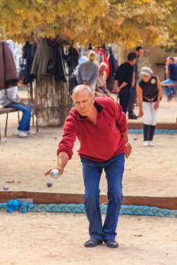 Cannes, Fransa - 17 Ekim 2013: Son sınıf öğrencisi parkta metal bir topla Petanque oynuyor