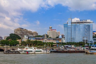 Xiamen, Çin - 14 Eylül 2013: Tekneler ve şehir manzarası. Xiamen, Çin ve ranks konteyner nakliye için dünyanın ilk 20 arasında bir önemli ve yoğun liman kentidir.