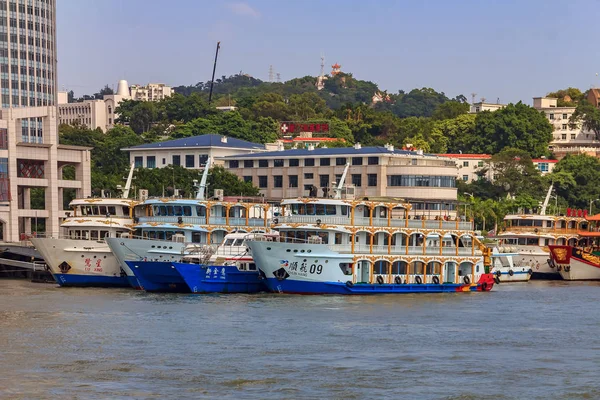 Gulangyu China Septiembre 2013 Barcos Horizonte Ciudad Isla Gulangyu —  Fotos de Stock