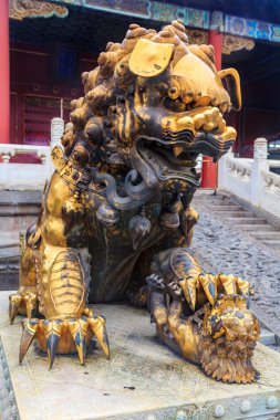 Ünlü Yasak Şehir, Beijing, Çin içinde bir bebek tutan geleneksel topbaşı kadın İmparatorluk koruyucu aslan, yakın çekim