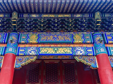 Süslü oyma ve boyalı kiriş ve Yasak Şehir, Pekin, Çin için geleneksel Çin tasarımları ile kirişleri