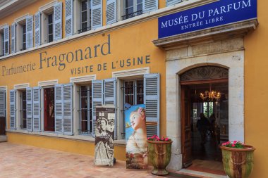 Grasse, Fransa - 18 Ekim 2013: Dünyanın parfüm başkenti olan Grasse'nin ünlü antik Fragonard Parfümeri müzede