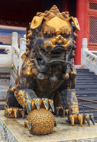 유명한 자금성 베이징 중국에에서 우다의 전통적인 Guilded 후견인 사자의 닫습니다 — 스톡 사진