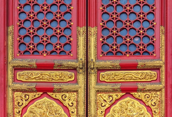 Utsmyckade Röd Trädörr Med Guld Trim Och Traditionell Kinesisk Design — Stockfoto