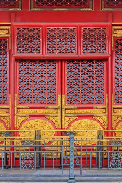 Περίτεχνα Κόκκινη Ξύλινη Πόρτα Χρυσό Τελειώματα Και Παραδοσιακή Κινεζική Σχεδιασμό — Φωτογραφία Αρχείου