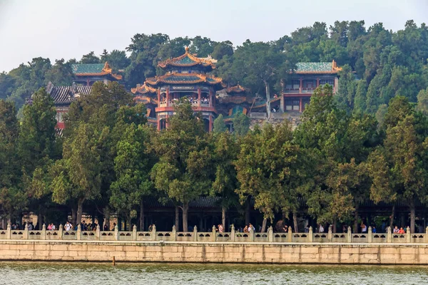 Longevity Hill and Summer Palace from Kunming Lake Beijing China with smog in the air — Stock Photo, Image