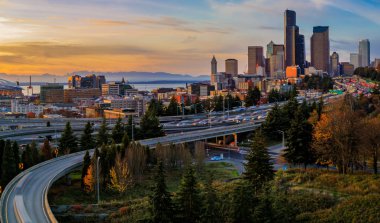 Seattle şehir manzarası ve I-5 I-90 çevre yolu ötesinde gökdelenler ile Dr Jose Rizal veya 12 Avenue South Bridge ön görünümünde sarı yapraklar sonbaharda batımında değişim