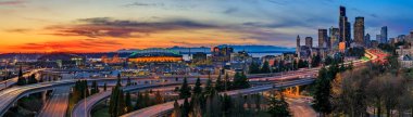 Seattle şehir manzarası ile uzun pozlama trafik iz ışıkları Dr Jose Rizal veya 12 Avenue South Bridge gün batımında I-5 I-90 çevre yolu Kavşağı ötesinde Panoraması
