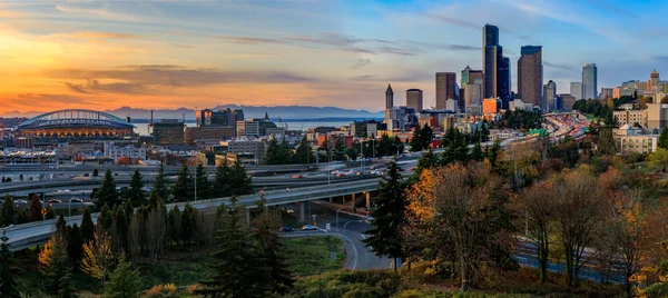 シアトルのダウンタウンのスカイラインと 高速道路を超えて高層ビル インターチェンジ ホセリサール博士または アベニュー南橋から前景ビューで黄色の葉が秋の夕日 — ストック写真