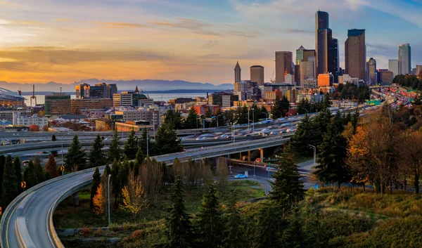 Seattle Downtown Skyline Skyskrabere Motorvej Udveksling Ved Solnedgang Efteråret Med - Stock-foto