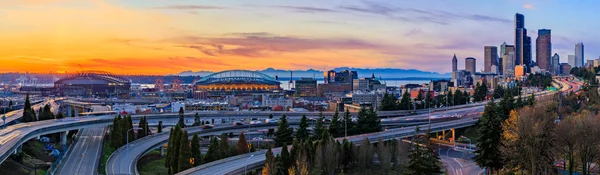 Panorama Dello Skyline Del Centro Seattle Oltre Interscambio Autostradale Tramonto — Foto Stock