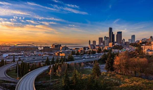 シアトルのダウンタウンのスカイラインと 高速道路を超えて高層ビル インターチェンジ ホセリサール博士または アベニュー南橋から前景ビューで黄色の葉が秋の夕日 — ストック写真