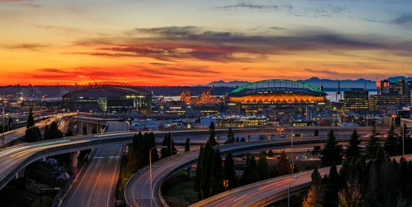 ホセリサール博士または アベニュー南橋から長時間露光信号トレイルと夕暮れ時 高速道路インターチェンジを越えてシアトルのダウンタウンのスカイラインのパノラマ — ストック写真