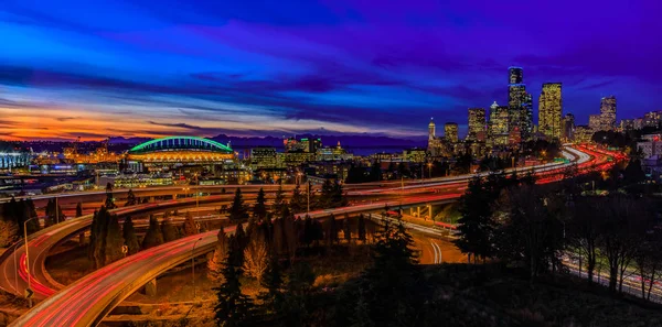 Skyline Del Centro Seattle Grattacieli Oltre Autostrada Interscambio Dopo Tramonto — Foto Stock