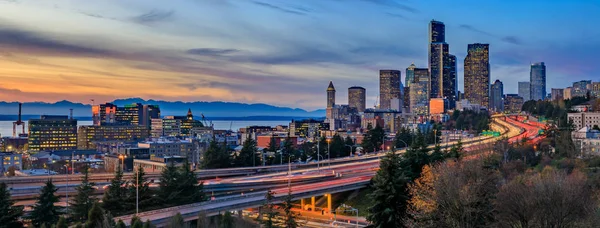 Panorama Över Seattle Downtown Skyline Bortom Trafikplats Freeway Solnedgången Med — Stockfoto