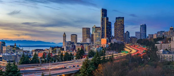 Panorama Över Seattle Downtown Skyline Bortom Trafikplats Freeway Solnedgången Med — Stockfoto