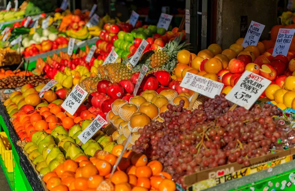 Surtido Frutas Frescas Como Manzanas Peras Uvas Naranjas Para Venta —  Fotos de Stock