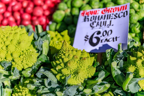 Close View Fresh Romanesco Cauliflower Broccoli Heads Sale Pike Place — Stock Photo, Image