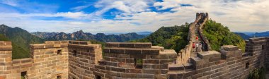Mutianyu, Çin - 19 Eylül 2013: Panoramik Çin Seddi ve duvar Mutianyu Köyü, büyük duvara yakın Beijing uzaktaki bir parçası üzerinde yürüyen turist