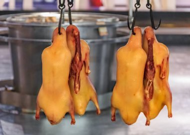 Geleneksel Çince bütün kızarmış ördek veya da dong kaoya bir Çin restoranı roasing önce kanca asılı