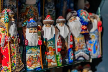 Saint Petersburg Rusya bir Hediyelik eşya dükkanında Satılık ekranda renkli Noel süsler Rus Noel Baba veya Ded Moroz (Büyükbaba Frost)