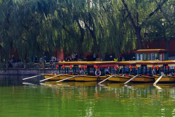 Beijing Kína 2013 Szeptember Hajók Tavon Beihai Park Által Buddhista — Stock Fotó