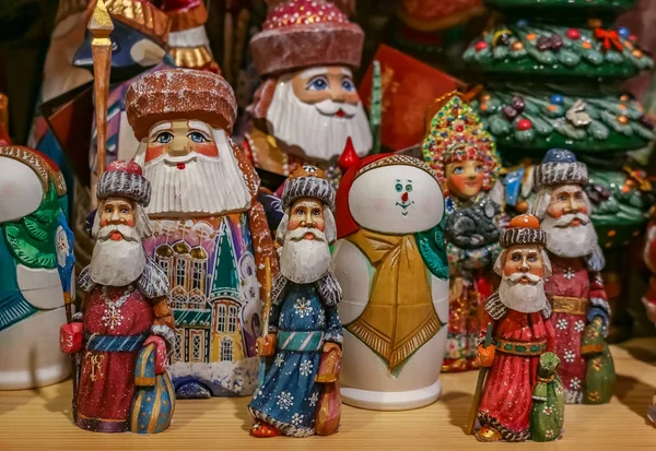 Kolorowe Ozdoby Świąteczne Rosyjski Mikołaj Lub Dziadek Mróz Dziadek Mróz — Zdjęcie stockowe