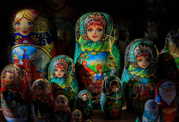 Darstellung Farbenfroher Traditioneller Russischer Matrjoschka Nistpuppen Einem Souvenirladen Sankt Petersburg — Stockfoto