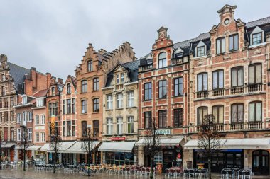 Leuven, Belçika - 19 Ocak 2015: Satır Oude Markt (Eski Pazar Meydanı), yağmur altında dünyanın en uzun bar güzel bina