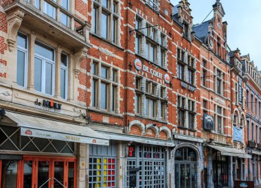Leuven, Belçika - 19 Ocak 2015: Satır Oude Markt (Eski Pazar Meydanı), yağmur altında dünyanın en uzun bar güzel bina