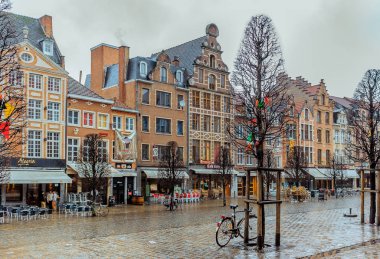 Leuven, Belçika - 19 Ocak 2015: Satır Oude Markt (Eski Pazar Meydanı), yağmur altında dünyanın en uzun bar güzel bina
