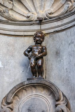 Manneken Pis heykeli Brüksel'deki. Pissing çocukta bir güzel yaz günü Brüksel, Belçika'nın heykeli