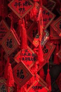 Budist Yong'An (ebedi barış Tapınağı) Beihai Park, Beijing, Çin dilek ağacında üzerinde kırmızı takılar üzerinde geleneksel yeni yıl dilek