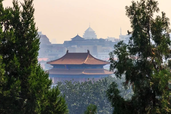 从北京北海公园佛教永安 永恒和平寺 的顶部看寺庙屋顶和北京城市天际线 — 图库照片