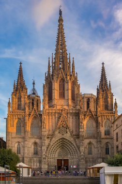 Başpiskopos Barcelona, İspanya'nın önünde turistlerin Holy Cross ve Aziz Eulalia ya da Barselona Katedrali, koltuğunda Gotik Katedrali gün batımı görünümü