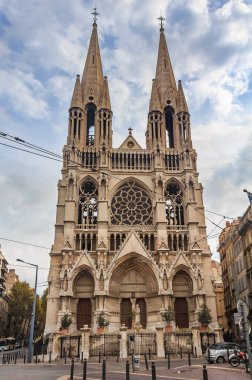 Marsilya, Fransa bulutlu bir günde cephe Gotik kilise des Reformes veya Saint Vincent de Paul Roma Katolik Kilisesi çarpıcı
