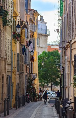 Marseille, Fransa - 19 Ekim 2013: insanlar bir dar Arnavut kaldırımlı sokak içinde eski evler arasında bir Güney Fransa Marsilya'da şehir merkezinde