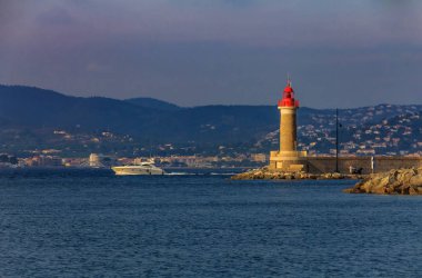 Saint-Tropez bağlantı noktası ve Fransa Fransız Riviera'sında geçen bir tekne kırmızı fener