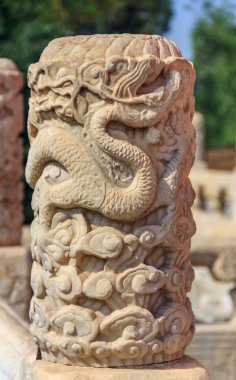 Süslü ayağı bir oyma dragon ve bulut motifi olarak Yong'An Budist Tapınağı ebedi barış Beihai Park, Beijing, Çin