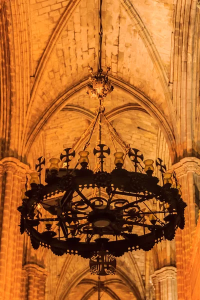 Díszes Fém Csillár Sötét Gótikus Kolostora Székesegyház Szent Kereszt Saint — Stock Fotó