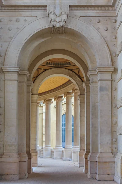 法国马赛龙尚宫罗马风格柱廊的经典拱门 可欣赏到罗马风格的柱廊 — 图库照片