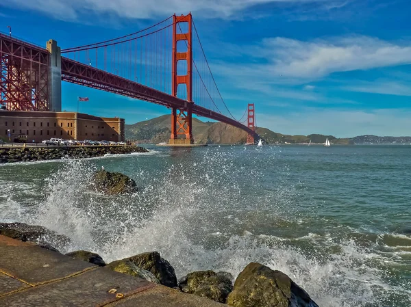 Ondas Batendo Sob Icônica Golden Gate Bridge São Francisco — Fotografia de Stock