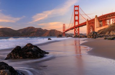 Ünlü Golden Gate Köprüsü görünümden gizli ve tenha kayalık Marshall'ın Beach gün batımında San Francisco, California