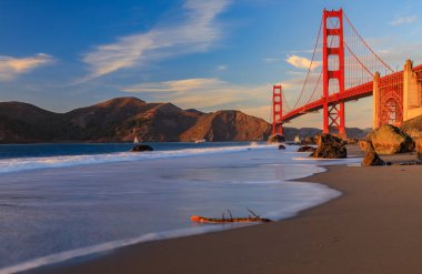 Ünlü Golden Gate Köprüsü görünümden gizli ve tenha kayalık Marshall'ın Beach gün batımında San Francisco, California