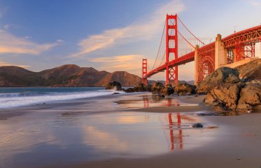 Ünlü Golden Gate Köprüsü görünümden gizli ve tenha kayalık Marshall'ın Beach gün batımında San Francisco, California
